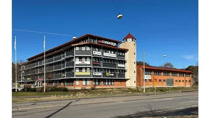 Ljust och trevligt kontor högst upp i huset. Fri parkering och otroligt bra skyltläge mot E6